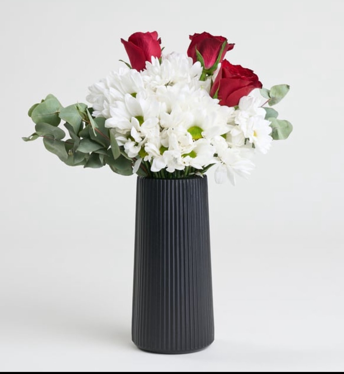SİYAH POLİMER VAZODA BEYAZ PAPATYA  ve KIRMIZI gül